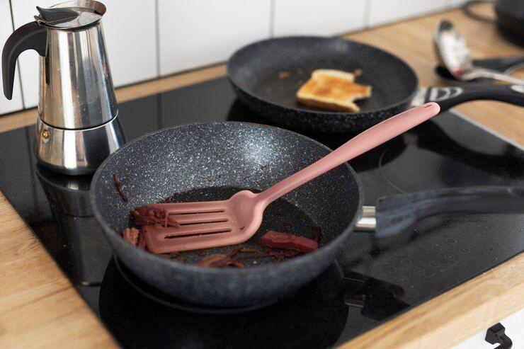 ilustrasi wajan dan spatula masak (freepik.com/freepik)