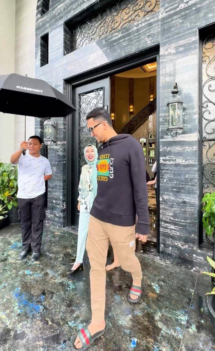 Kejutan mobil untuk Reza Gladys (Instagram.com/rezagladys)