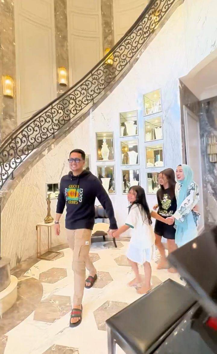 Kejutan mobil untuk Reza Gladys (Instagram.com/rezagladys)