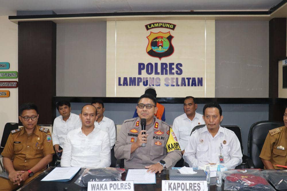 Konferensi pers penetapan tersangka kasus tawuran perang sarung tewaskan remaja di Lampung Selatan. (Dok. Polres Lampung Selatan).
