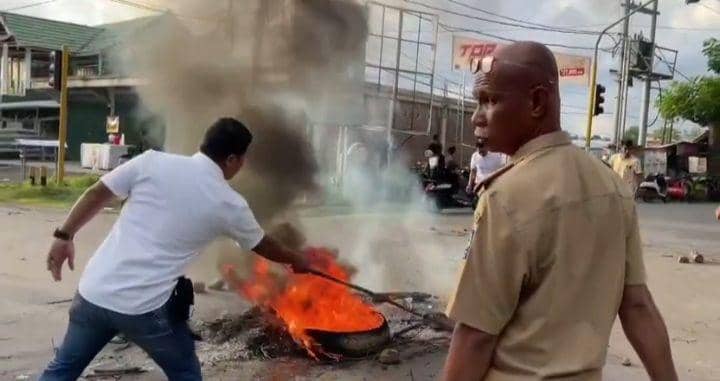 Petugas saat membuka blokade jalan (Dok/Istimewa)