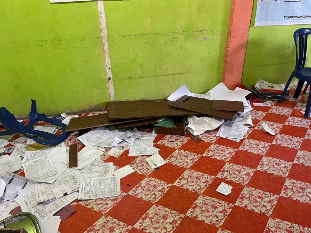 (Kondisi usai penyerangan Panwascam Keluang dan Komisioner Bawaslu Muba) IDN Times/istimewa