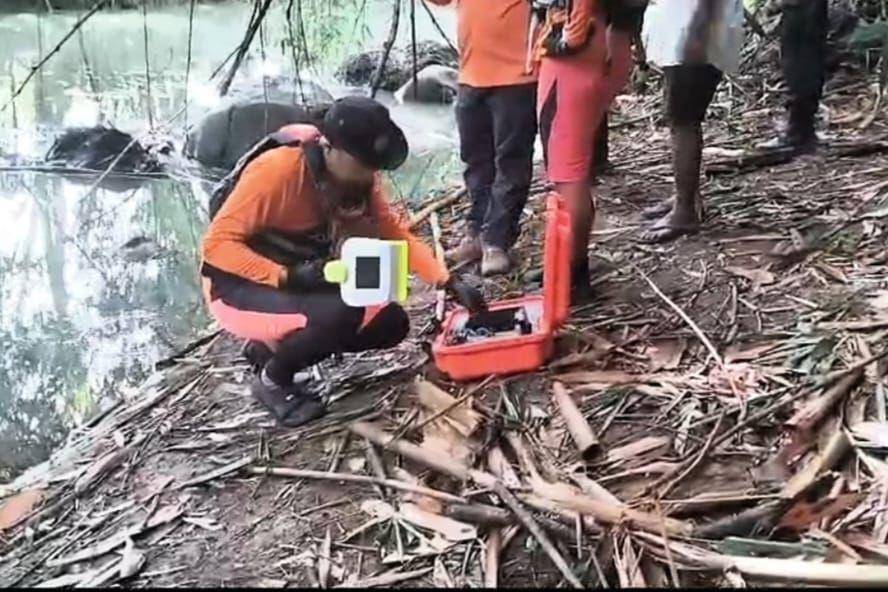 Tim SAR melakukan pencarian orang hilang di sungai (Dok.IDN Times/istimewa)