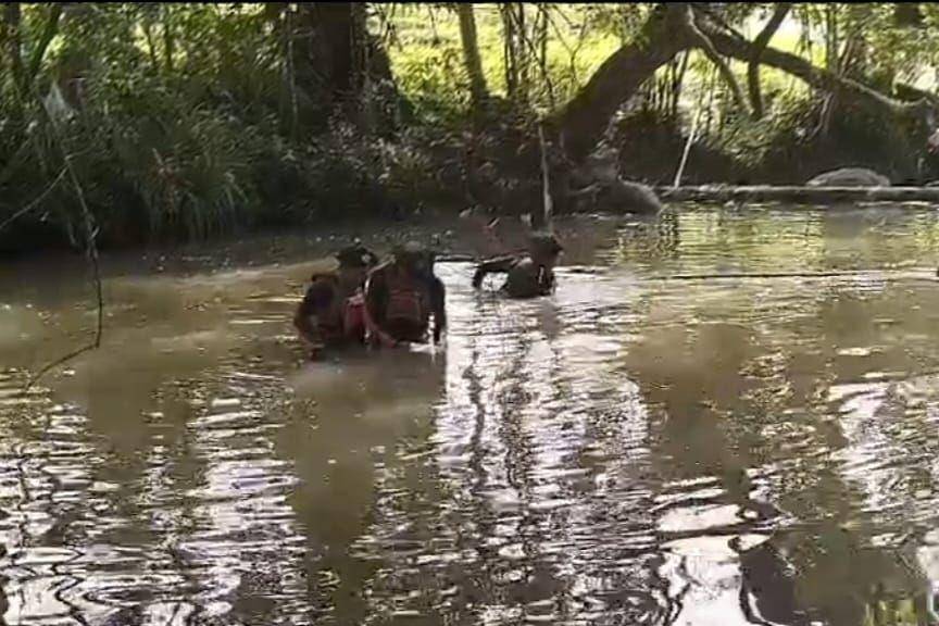 Tim SAR melakukan pencarian orang hilang di sungai (Dok.IDN Times/istimewa)