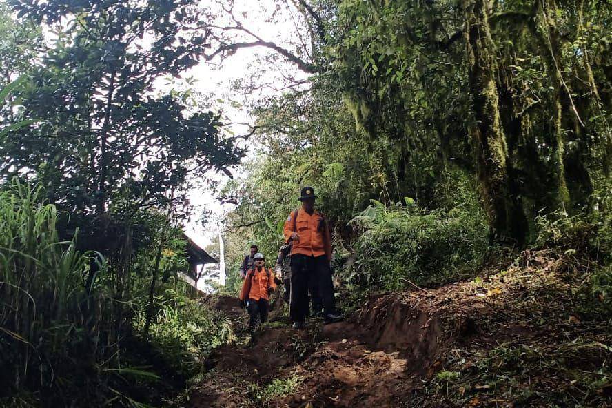 Tim SAR melakukan pencarian orang hilang di gunung (Dok.IDN Times/istimewa)
