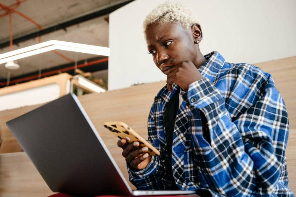 ilutrasi fomo update informasi di sosial media (pexels.com/Alexander Suhorucov)