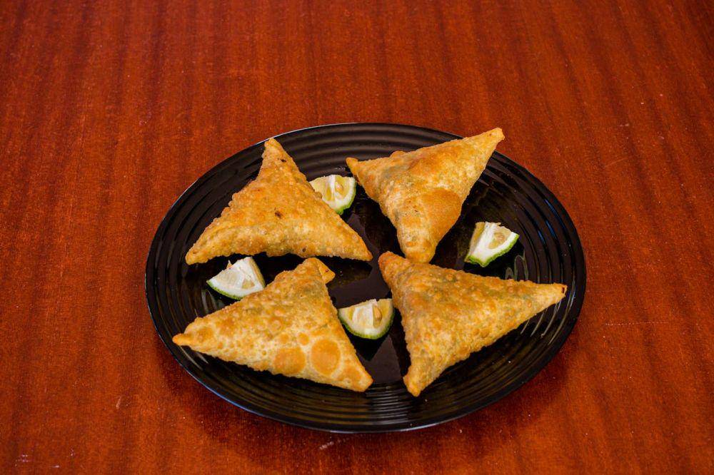 samosa sayur (pexels.com/Antony Trivet)