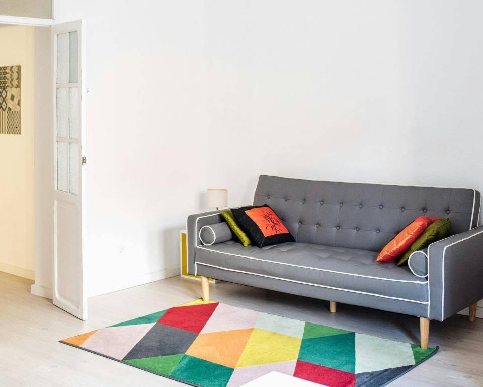 ilustrasi sofa abu-abu dengan latar dinding putih (pexels.com/Ksenia Chernaya)