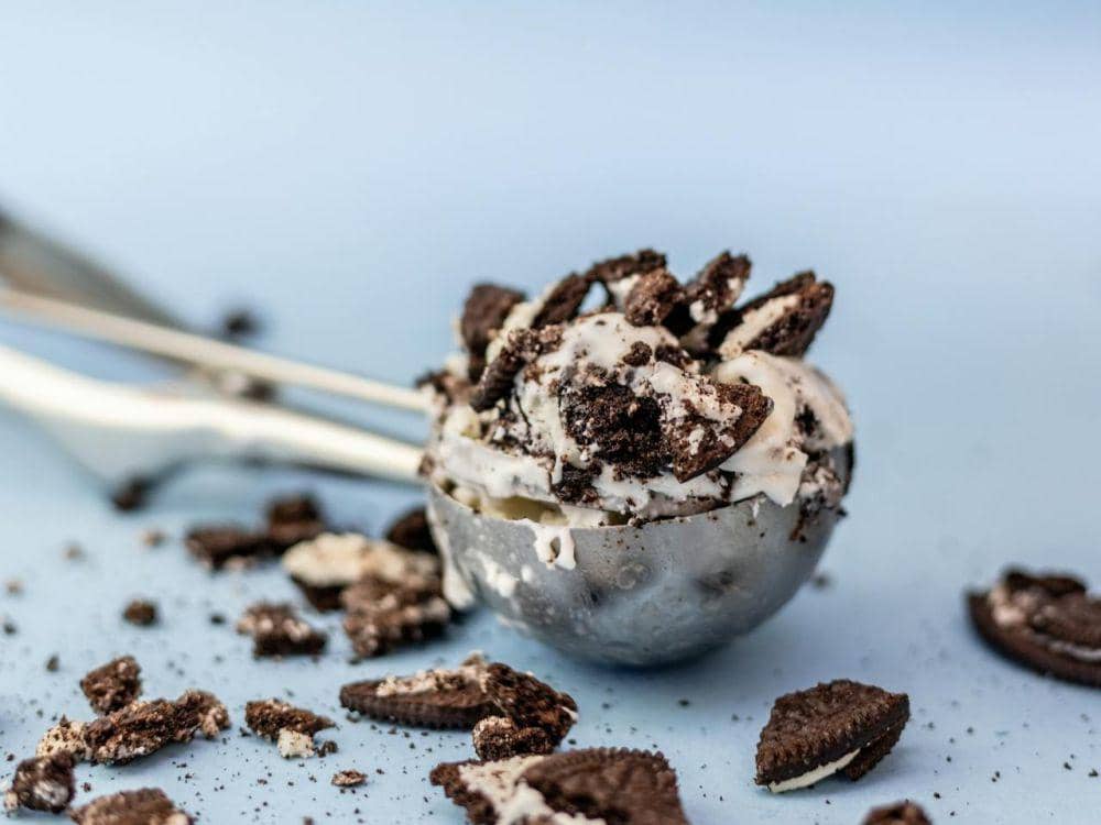 ilustrasi menyendok adonan pakai ice cream scoop (pexels.com/Marcia Salido)