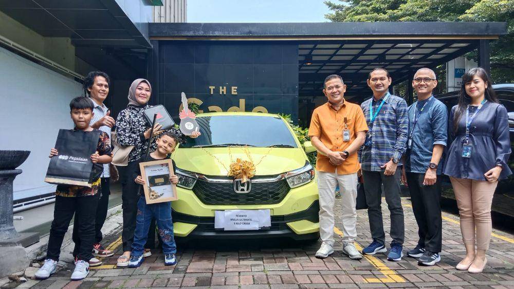 PT Pegadaian Kanwil X Jawa Barat menyerahkan reward satu unit mobil Brio Satya kepada nasabah program Mulia Pegadaian Kiki Herlina, Sabtu (23/3). (dok. Pegadaian)