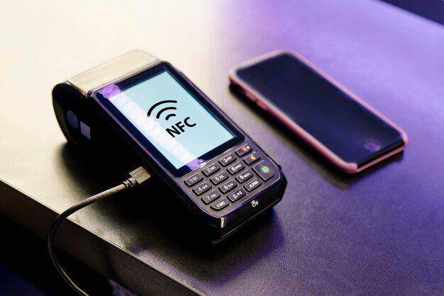 ilustrasi mesin NFC dan HP (Freepik.com/MrDm)
