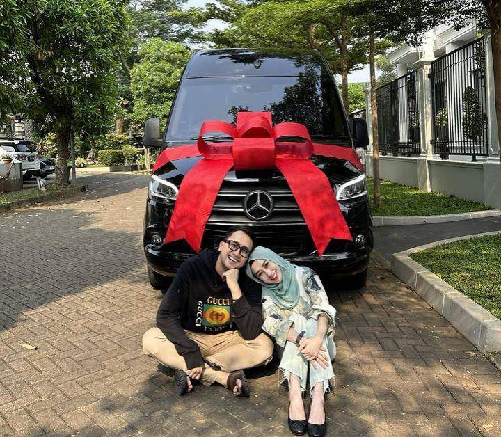 Kejutan mobil untuk Reza Gladys (Instagram.com/rezagladys)