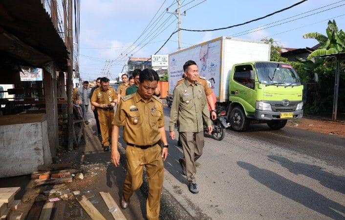 Pj Wako Ratu Dewa dan Dinas PUPR meninjau jalan rusak di Palembang (Dok. Kominfo Palembang)