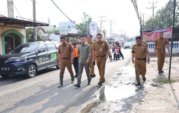 Pj Wako Ratu Dewa dan Dinas PUPR meninjau jalan rusak di Palembang (Dok. Kominfo Palembang)