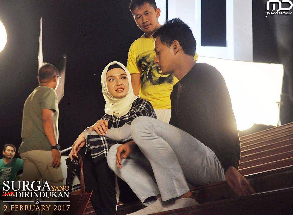 potret proses syuting film Surga yang Tak Dirindukan 2, ada Hanung Bramantyo, Raline Shah, dan Fedi Nuril. (instagram.com/mdpictures_official)