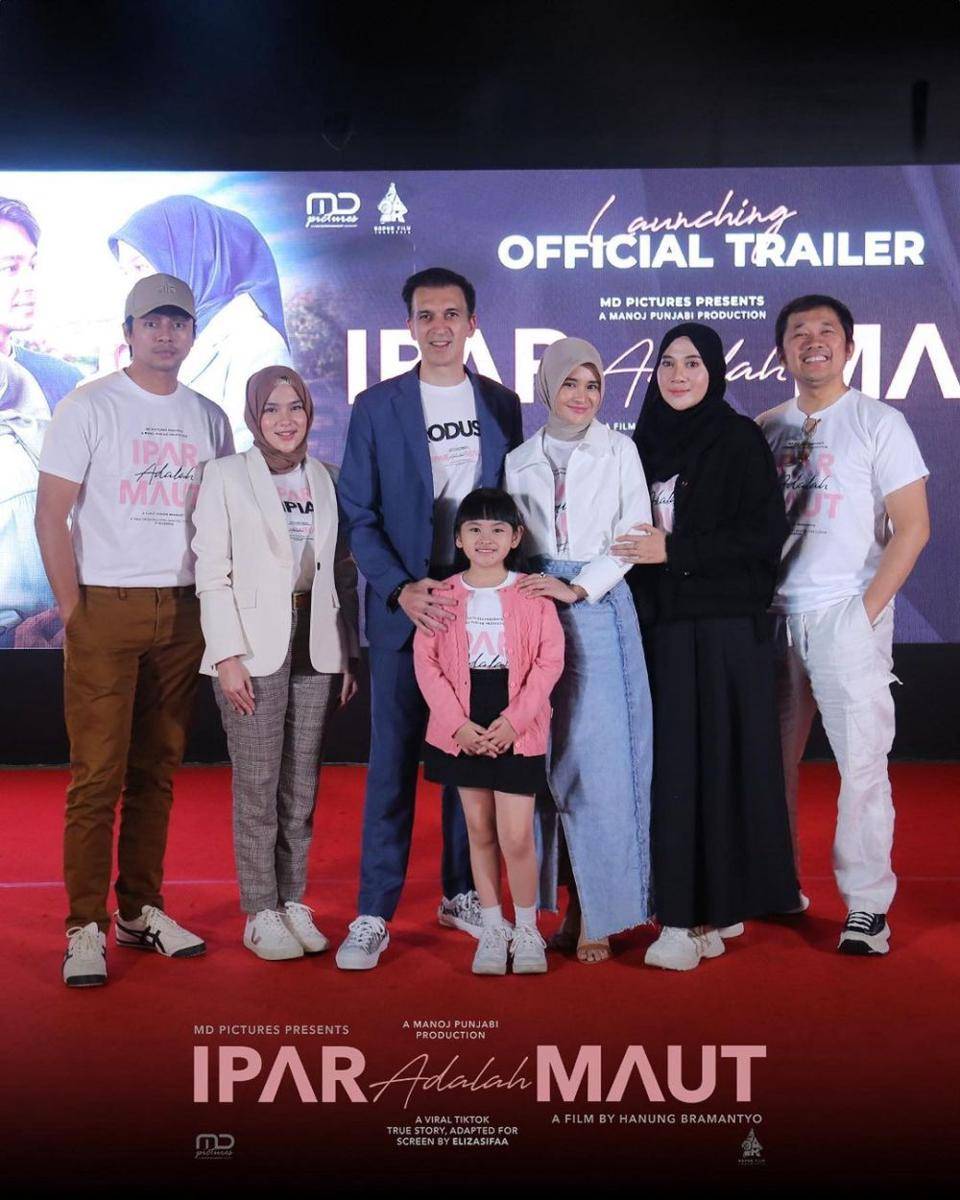 potret Hanung Bramantyo bersama jajaran pemain film Ipar Adalah Maut, beserta pemilik ide cerita di TikTok serta produser Manoj Punjabi. (instagram.com/iparadalahmautmovie)