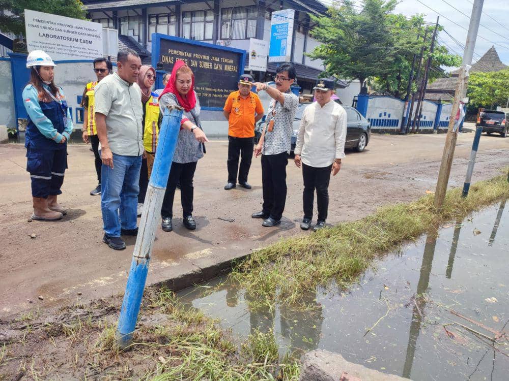 Wali Kota Semarang, Hevearita Gunaryanti Rahayu saat melakukan pantauan dan sidak lapangan di bawah Flyover Madukoro bersama jajaran OPD dan BPJN, Selasa (26/3/2024). (dok. Pemkot Semarang)
