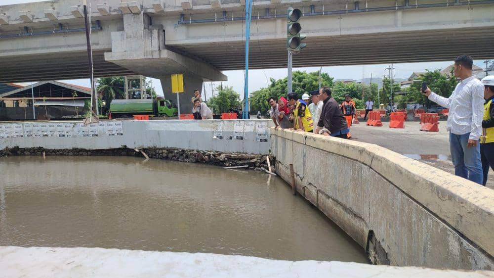 Wali Kota Semarang, Hevearita Gunaryanti Rahayu saat melakukan pantauan dan sidak lapangan di bawah Flyover Madukoro bersama jajaran OPD dan BPJN, Selasa (26/3/2024). (dok. Pemkot Semarang)