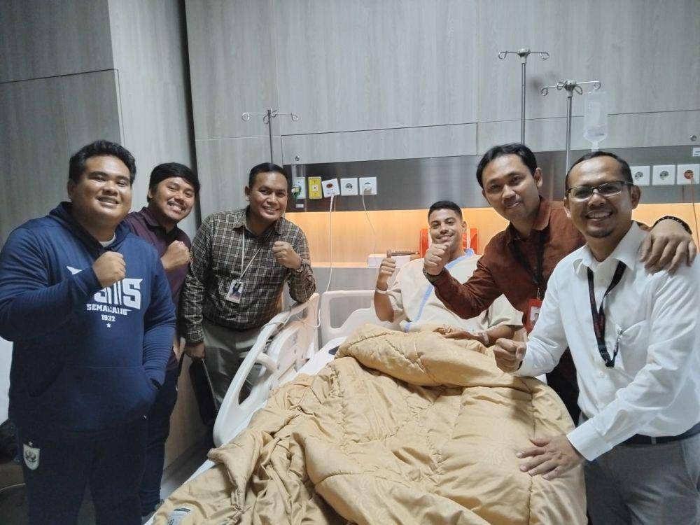 Vitinho didampingi oleh dokter tim PSIS, Radityo dan Fisioterapi PSIS, Dodi Okta beserta tim dokter Eka Hospital Tangerang. (dok. PSIS)