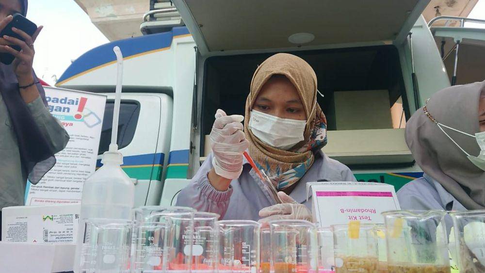 Petugas BPPOM Kediri lakukan pemeriksaan makanan takjil. IDN Times/ Bramanta Pamungkas