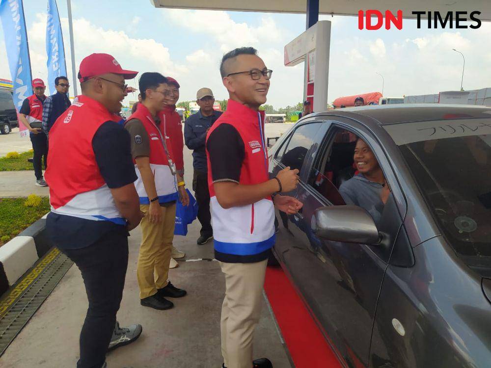 Direktur Pemasaran Pusat dan Niaga PT Pertamina Patra Niaga, Maya Kusmaya berkunjung ke SPBU KM 115, Tol Trans Sumatera ruas Lampung, Selasa (26/3/2024). (IDN Times/Martin L Tobing).