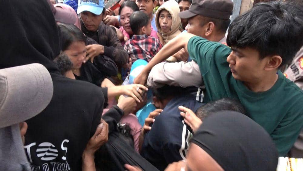 Pembagian Zakat dari Pengusaha Makassar Ricuh, Warga Pingsan-Terinjak