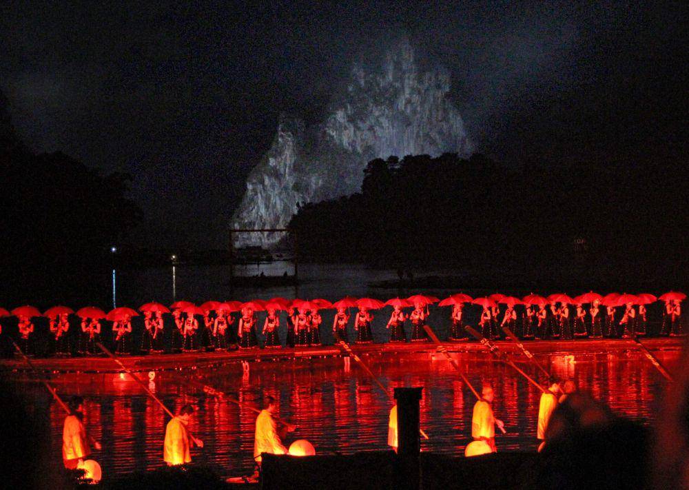 Pertunjukan Impression Liu Sanjie di Yangshuo, Guilin, China (Gerd Eichmann, CC BY-SA 4.0, via Wikimedia Commons)