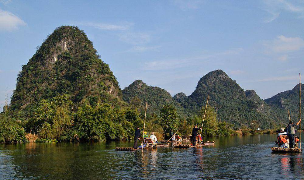 Pemandangan Yulong River di Yangshuo, Guilin, China (HALUK COMERTEL, CC BY 3.0 , via Wikimedia Commons)