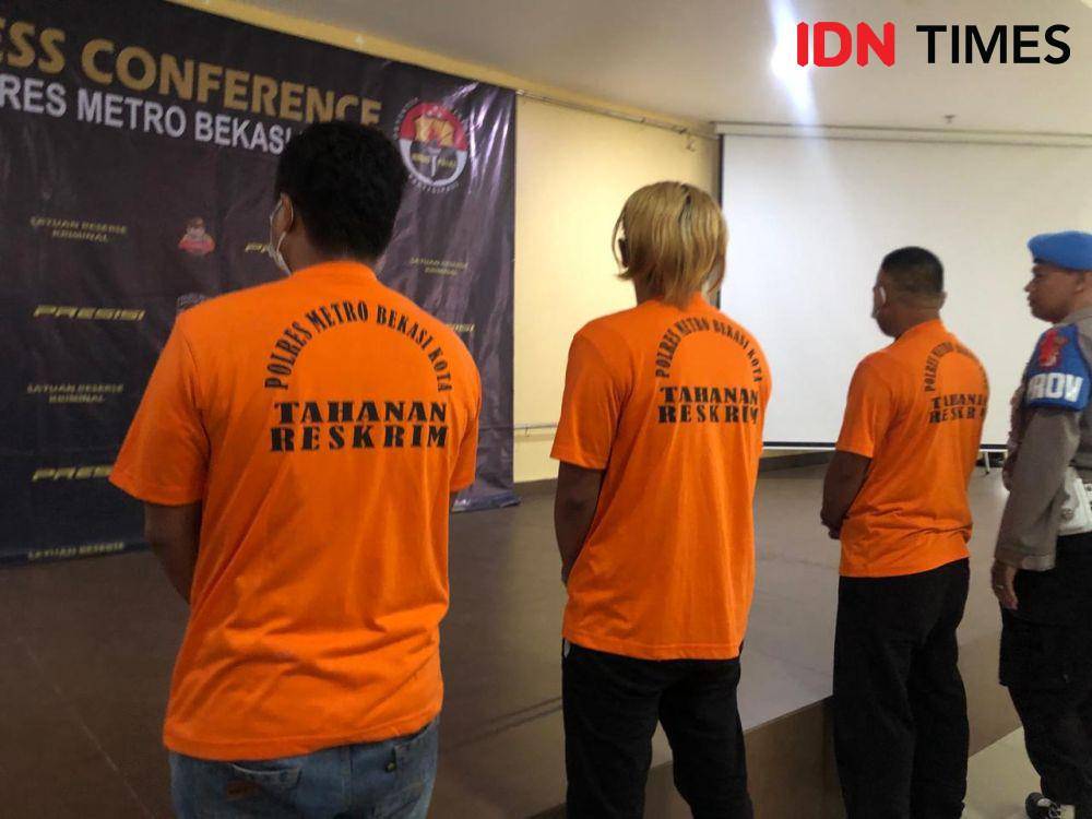 Tiga tersangka pertalite tercampur air di Bekasi. (IDN Times/Imam Faishal)