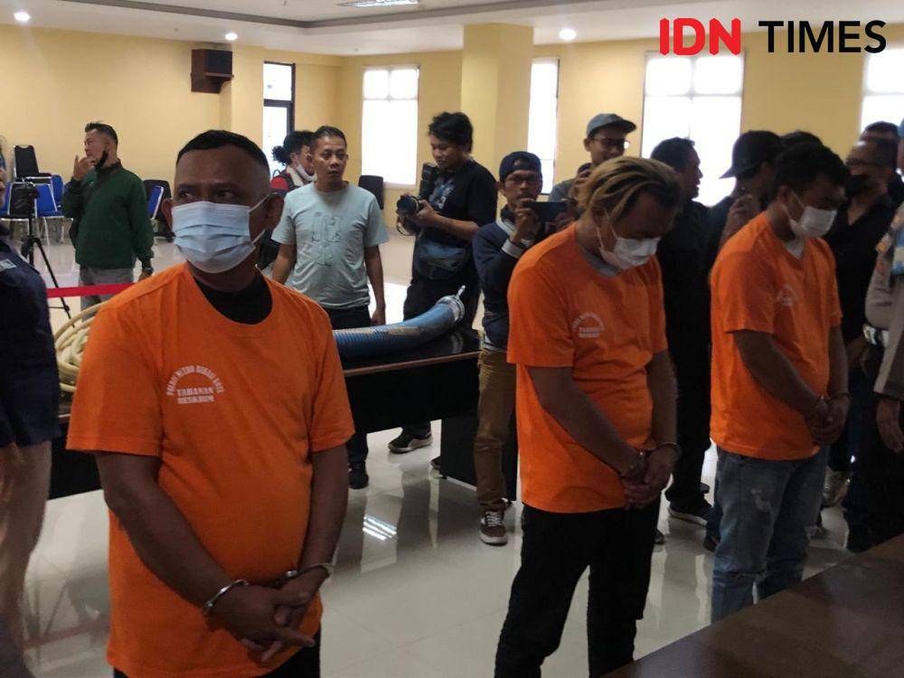 Tiga tersangka pertalite tercampur air di Bekasi. (IDN Times/Imam Faishal)