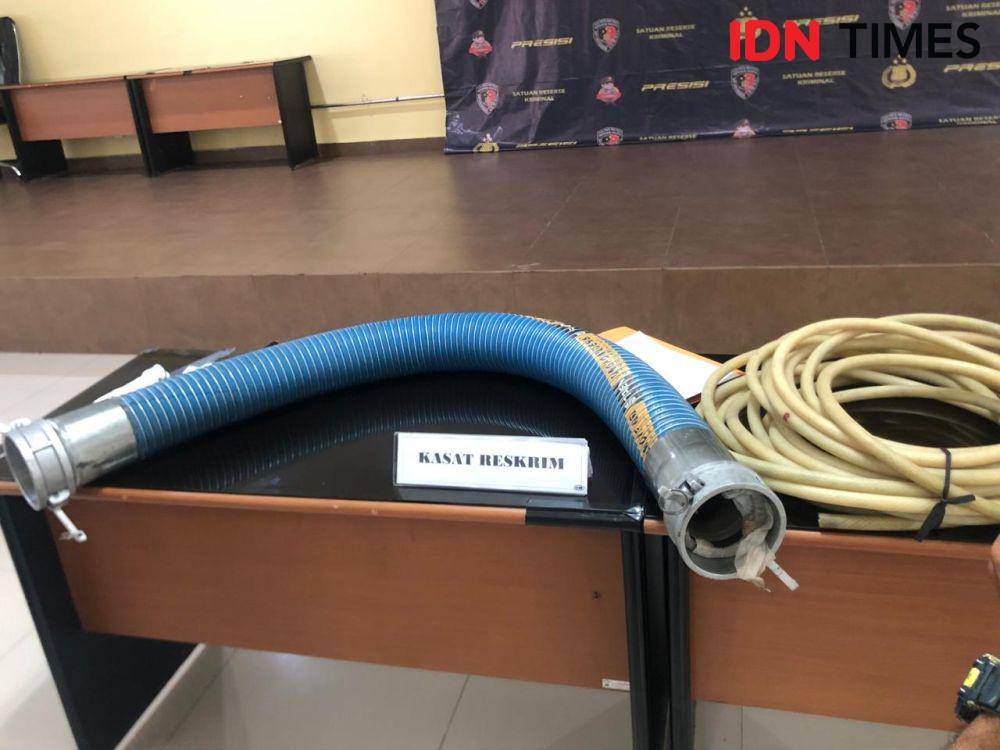 Barang buktipertalite tercampur air di Bekasi. (IDN Times/Imam Faishal)