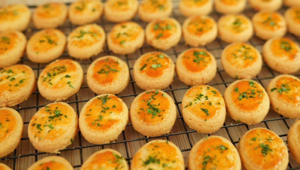 salted egg cookies (YouTube.com/Luvita Ho)