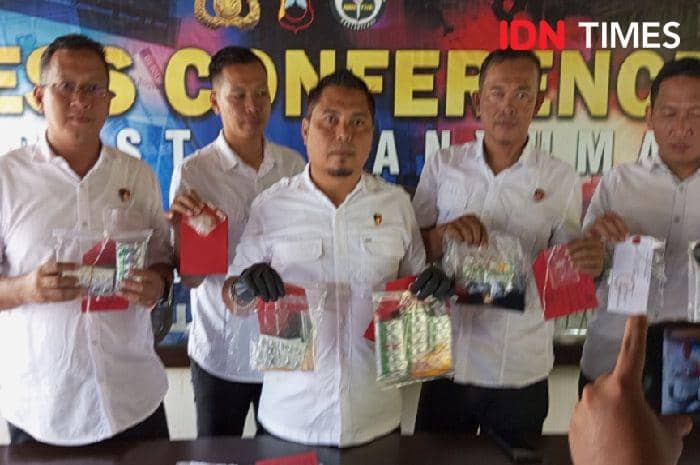 Kasat Narkoba Kompol Willy Budiyanto (tengah) bersama kasat lainnya menunjukkan beberapa barang bukti yang berhasil disita, Rabu (27/3/2024).(IDN Times/Coki e Sutrisno)