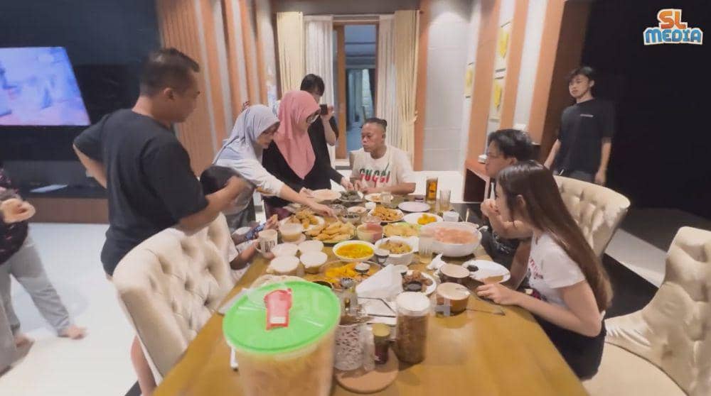 Sule buka puasa bareng calon menantu (YouTube.com/SL Media)