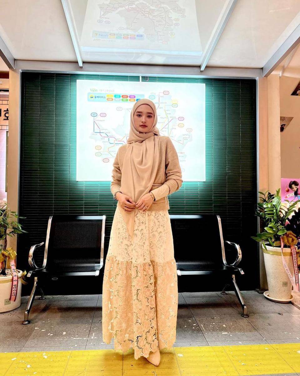 inspirasi outfit chic untuk lebaran (instagram.com/mommy_starla)