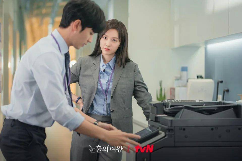 Cuplikan Kim Soo Hyun dan Kim Ji Won di drama Queen of Tears (instagram.com/queenoftears_tvn)