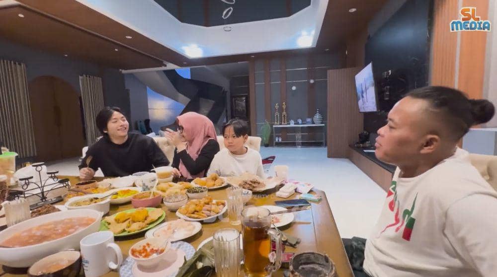 Sule buka puasa bareng calon menantu (YouTube.com/SL Media)