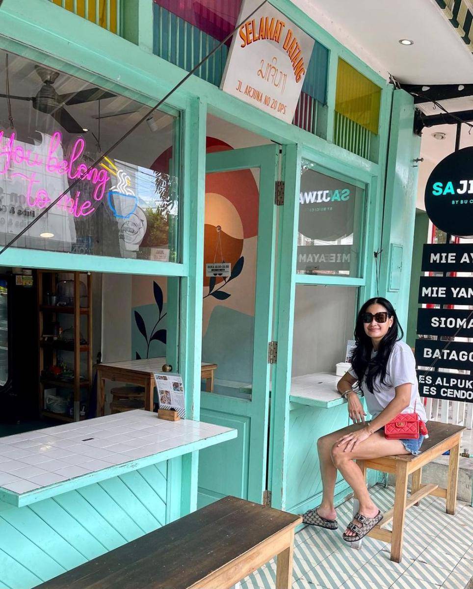 OOTD Donna Harun pakai Kacamata (instagram.com/donnaharunofficial)