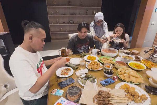 7 Potret Hangat Sule Buka Puasa Bareng Anak dan Calon Menantu