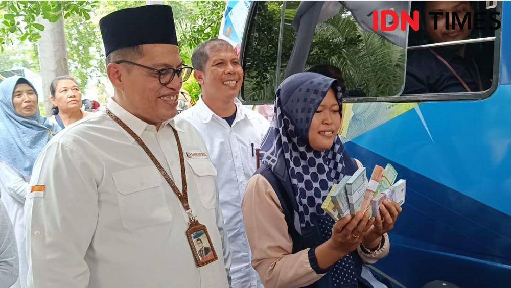 Penukaran uang baru pecahan kecil di Kota Mataram. (IDN Times/Muhammad Nasir)