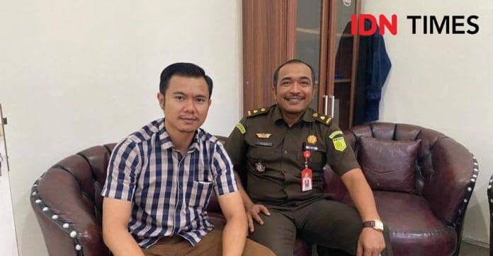 Foto Kasi Intelijen Kejari Bima (kiri), Deby F Fauzi (IDN Times/Juliadin)