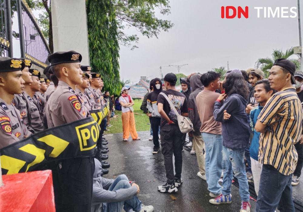 Ikut Aksi Membela Sorbatua, Istri dan Anak Roganda Diteror di Rumahnya