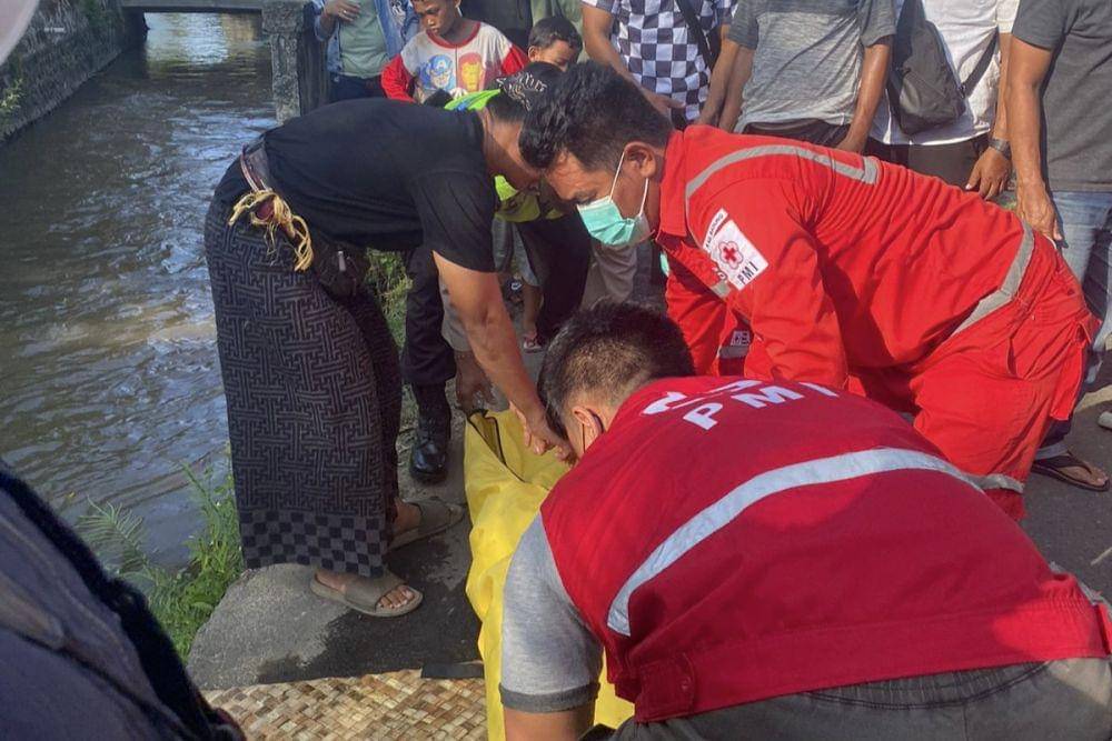 Korban ditemukan mengapung di sungai (Dok.IDN Times/istimewa)