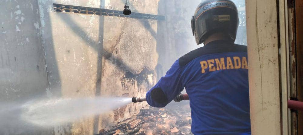 Petugas dari Damkar Ponorogo berjibaku memadamkan api. IDN Times/ Riyanto