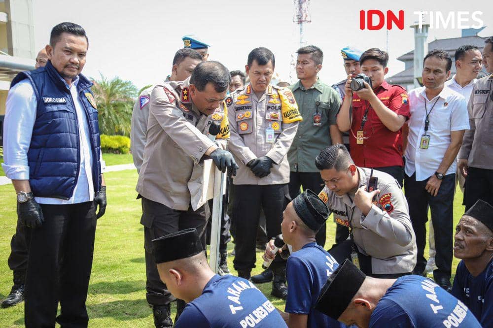 Kapolda Jateng Irjen Pol Ahmad Luthfi saat menginterogasi seorang pelaku kriminil yang ditangkap saat operasi candi 2024. (IDN Times/Fariz Fardianto)