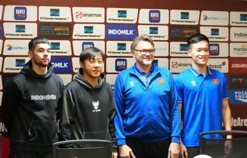 Shin Tae Yong dan Philippe Troussier di ruang konferensi pers SUGBK, Rabu (20/3/2024). (Dok. PSSI).