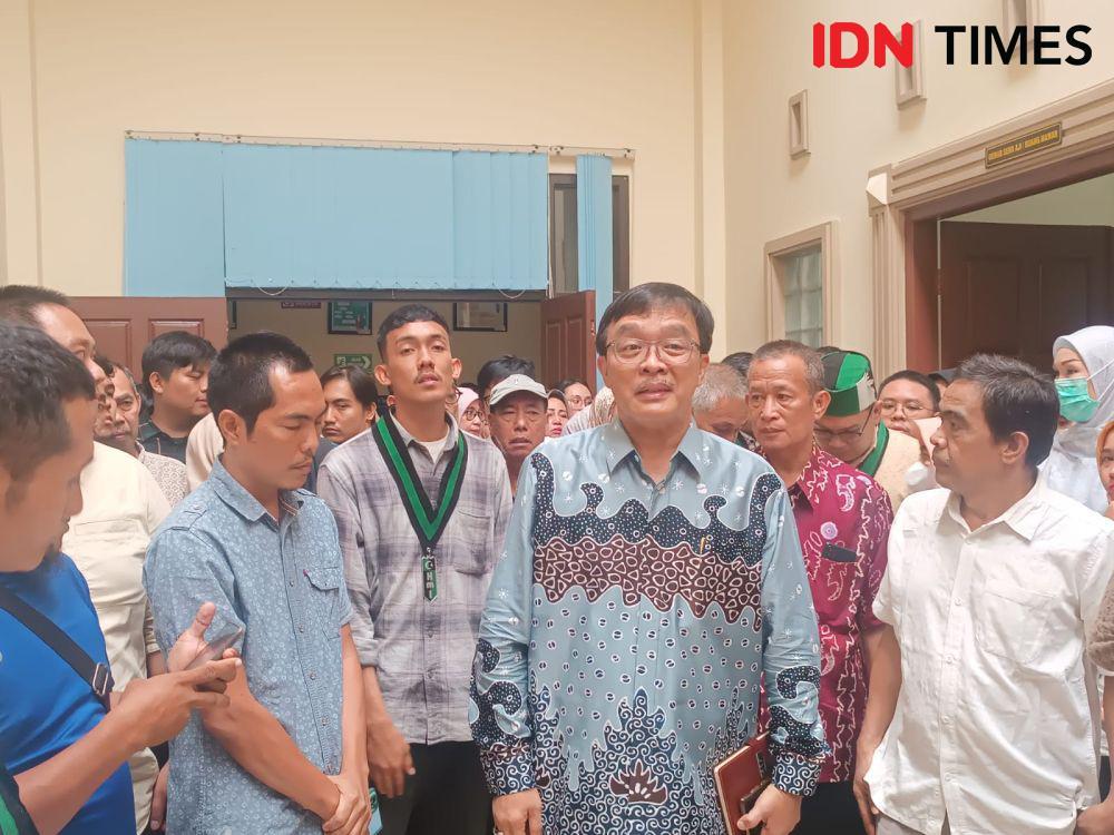 Eks Kadisnaker Provinsi Lampung, Agus Nompitu pascamenjali sidang putusan praperadilan di PN Tanjungkarang. (IDN Times/Tama Yudha Wiguna).