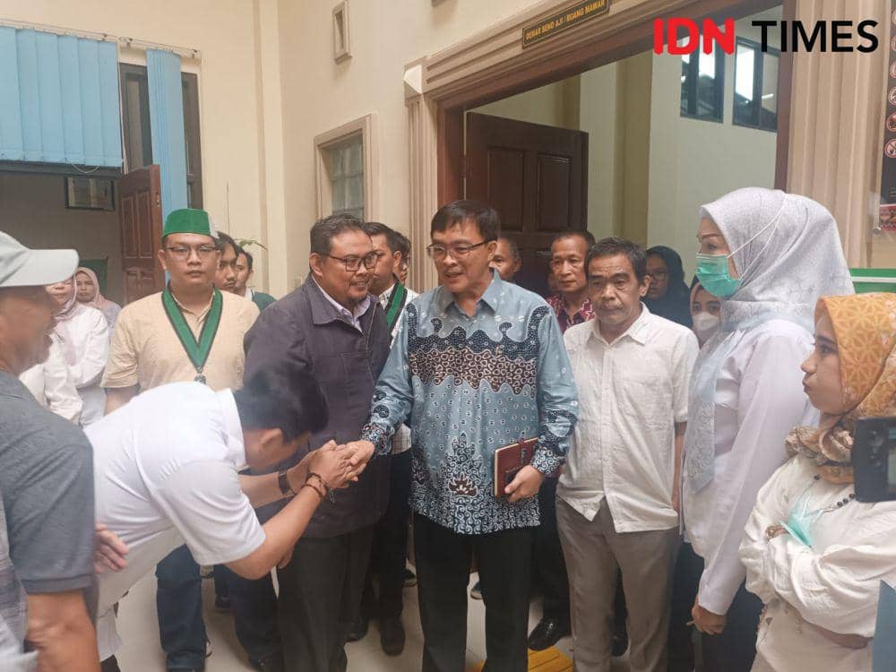 Eks Kadisnaker Provinsi Lampung, Agus Nompitu pascamenjali sidang putusan praperadilan di PN Tanjungkarang. (IDN Times/Tama Yudha Wiguna).