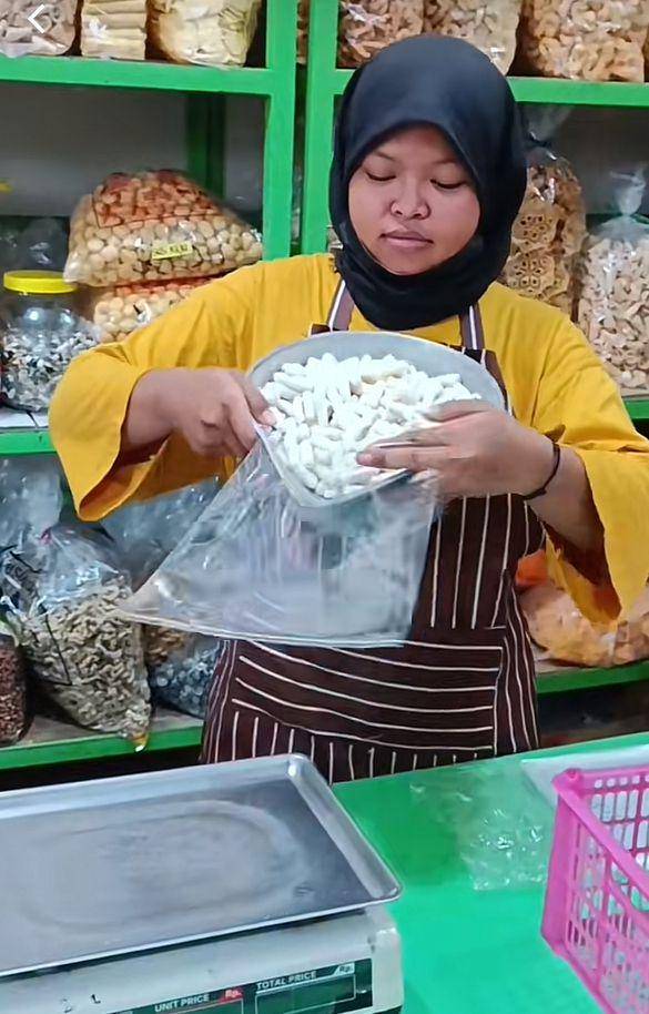 Pegawai Pring Jajar sedang menimbang snack kiloan. Tiktok/habibitb
