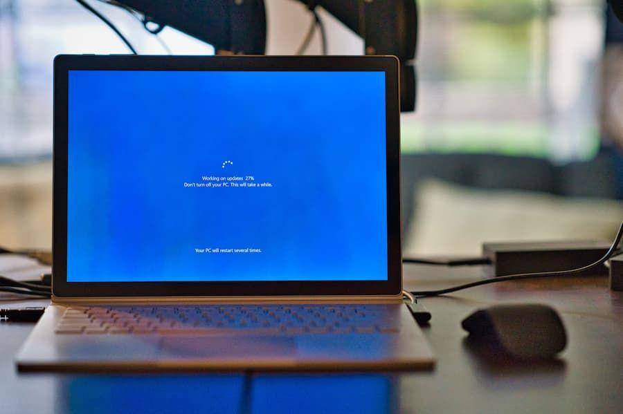 ilustrasi laptop Windows (unsplash.com/Clint Patterson)